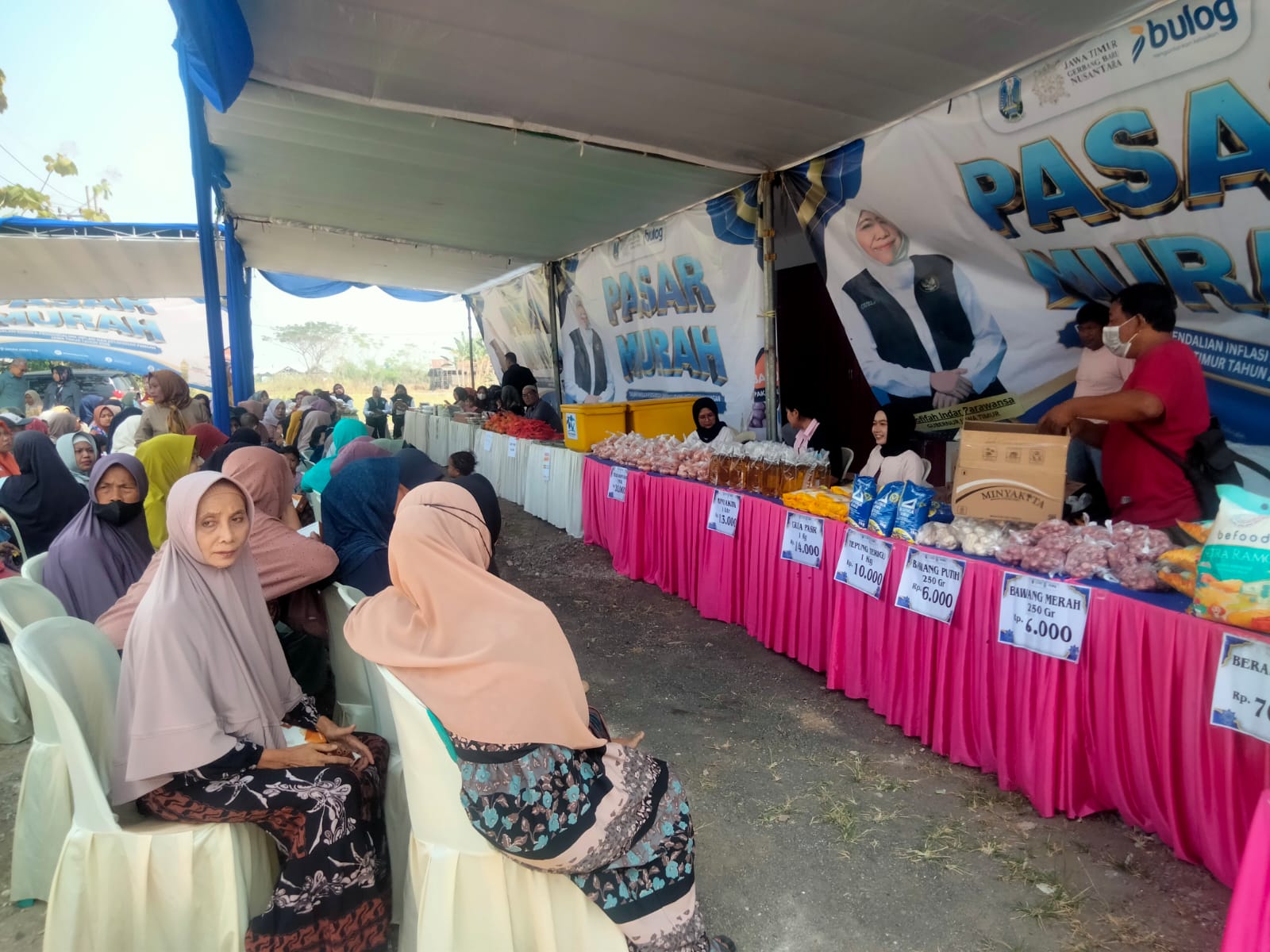 kunjungan-gubernur-jawa-timur-ibu-khofifah-indar-parawansa-dalam-kegiatan-pasar-murah-di-desa-racitengah