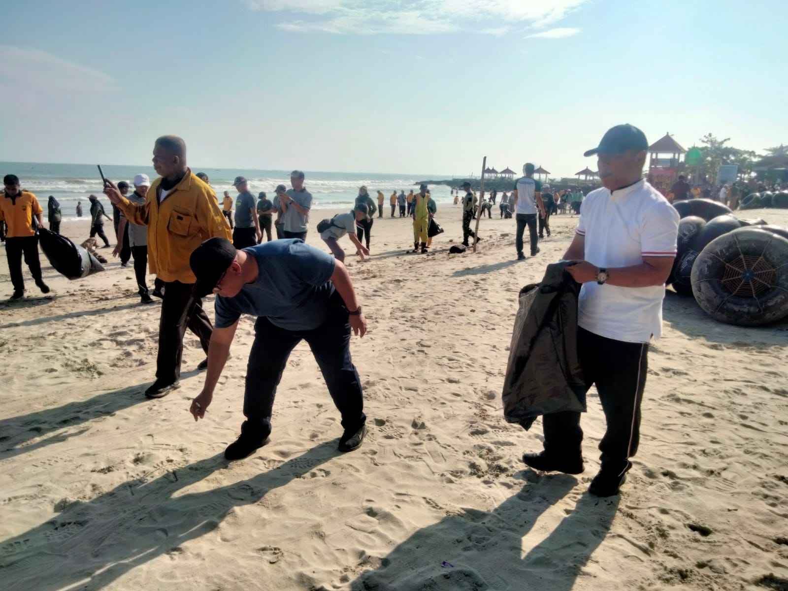 kegiatan-cinta-lingkungan-bersih-bersih-di-lingkungan-pantai-dalegan