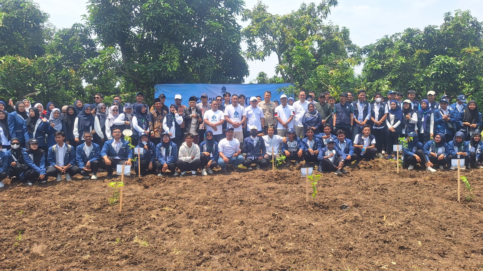 acara-penanaman-1000-bibit-pohon-dalam-rangka-memperingati-hari-menanam-pohon-indonesia-oleh-program-studi-agroteknologi-universitas-sunan-gresik
